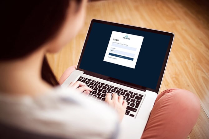ATM Akademie - Frau loggt sich zur Atmentis Lernwelt auf Laptop ein