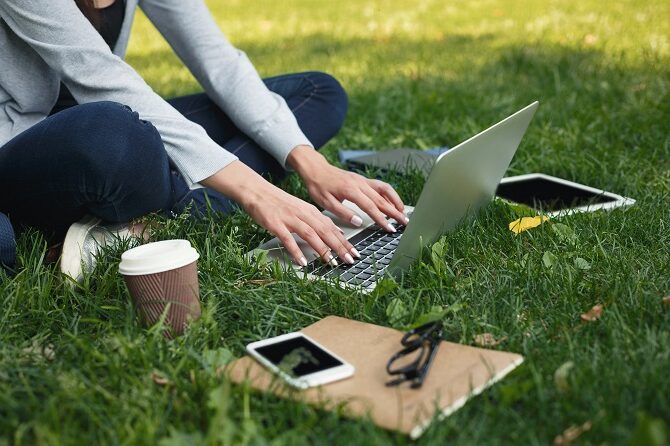 Tierchiropraktik Ausbildung ATM - flexibles Lernen am Laptop, Frau im Gras