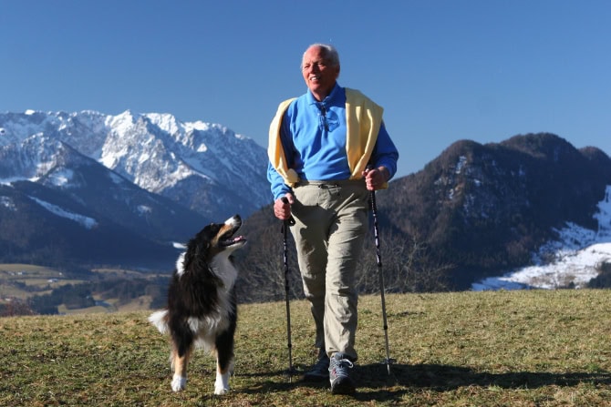 Hundegesundheitstrainer Ausbildung ATM -Mann wandert mit Hund in den Bergen Hundegesundheitstrainer Ausbildung ATM -Mann wandert mit Hund in den Bergen