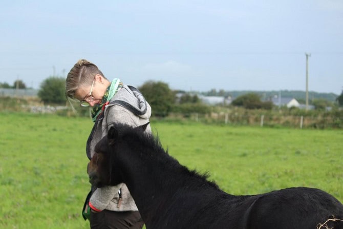 Annabelle Steiger Leitung Jungpferdeprojekt Irland ATM mit Fohlen