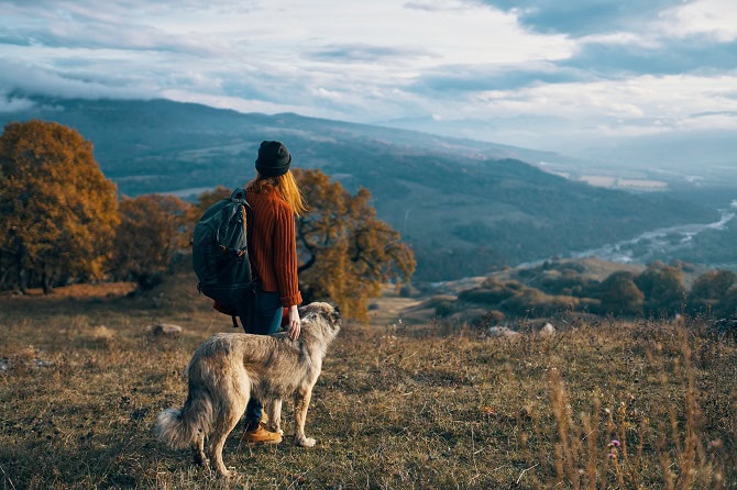 Hundesportwissenschaften Ausbidlung ATM - Frau mit Hund in den Bergen wandern