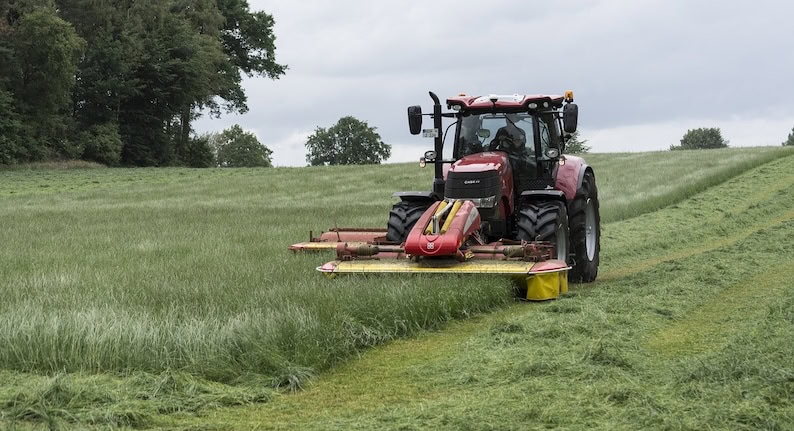 Heuernte. Trecker. Wiese. Mähen. Gras